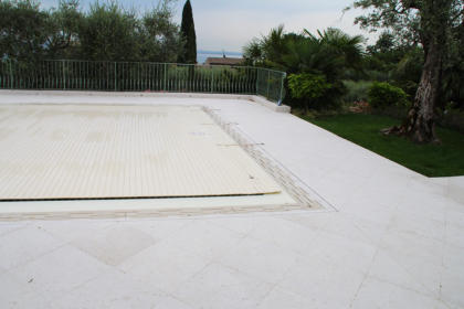 Bordi e pavimenti in Pietra della Lessinia per piscina