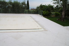Bordi e pavimenti in Pietra della Lessinia per piscina
